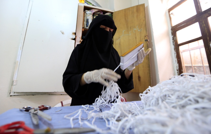 سيدات يعدن الحياة لمصنع يمني قديم لتصنيع كمامات لمواجهة "كورونا"