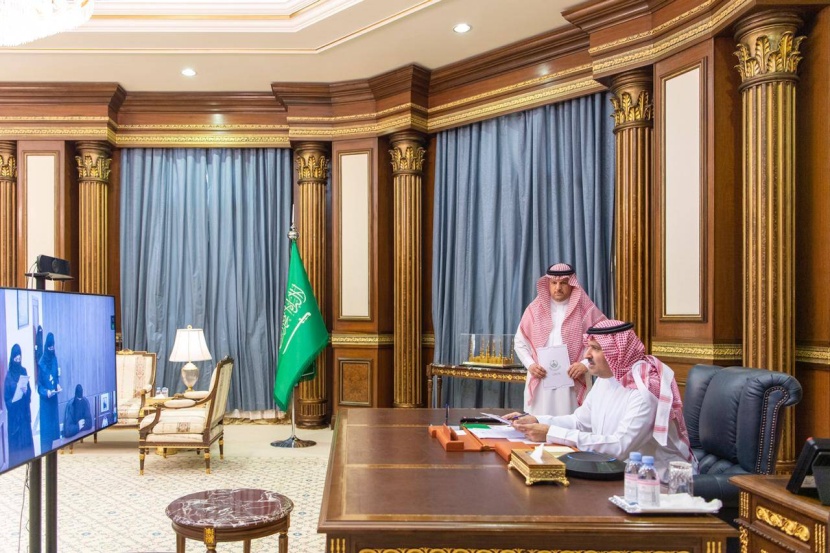 أمير المدينة المنورة يتابع معاملات المواطنين عبر خدمة "تواصل"