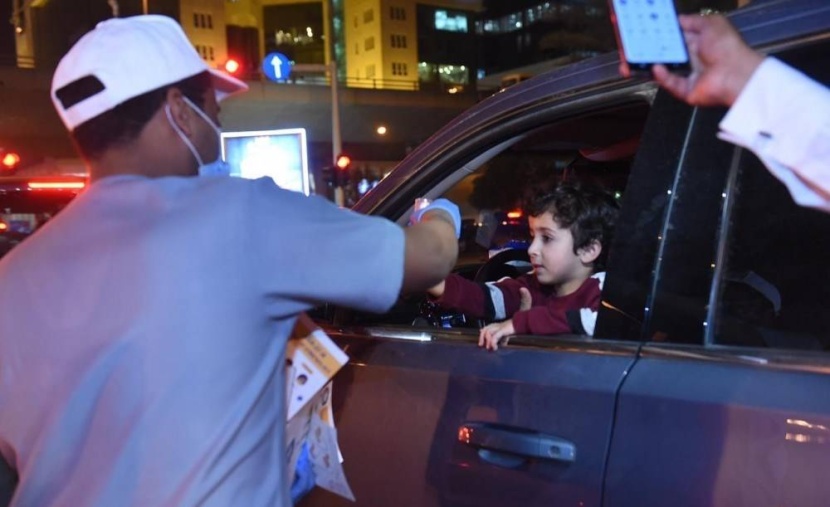 "أمانة الرياض" تواصل توزيع معقم أنتجته مختبراتها مجانا