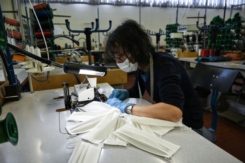 "كورونا" يغير نشاط شركة إيطالية من صناعة الملابس الفاخرة إلى الأقنعة الواقية