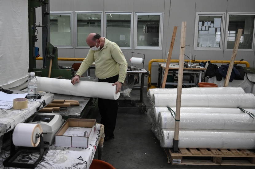 "كورونا" يغير نشاط شركة إيطالية من صناعة الملابس الفاخرة إلى الأقنعة الواقية