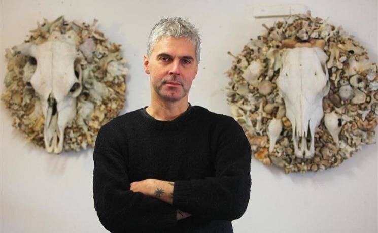 فنان ينتج أعمالا فنية من العظام والجماجم