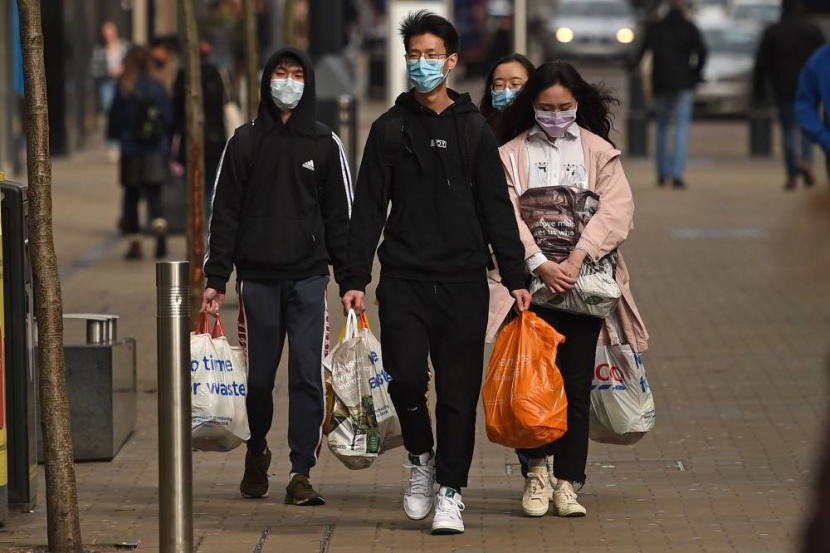 برسالة "واتساب" يمكن متابعة "كورونا" حول العالم