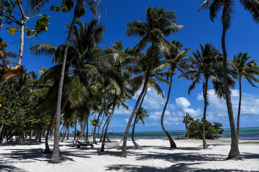 شواطئ مدينة ميامي الأمريكية تبدو خالية من السياح مع تزايد انتشار فيروس كورونا