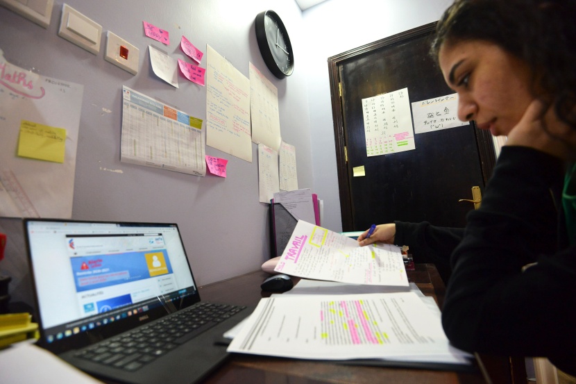 من الهواتف الذكية إلى التلفزيون .. سبل التعليم في العالم العربي بزمن كورونا 