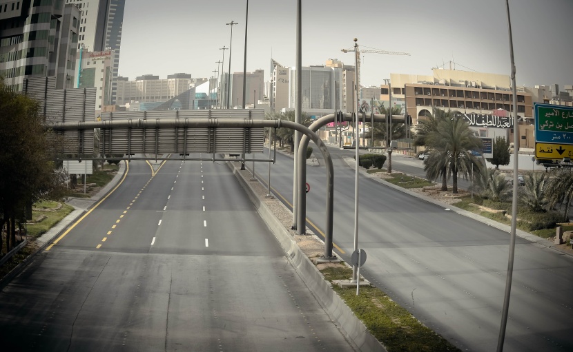 طرق العاصمة .. انتشار أمني لتطبيق أمر منع التجول