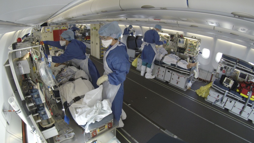  علاج ركاب مصابين بكورونا على متن طائرة فرنسية تابعة للجيش بعد إجلائهم 