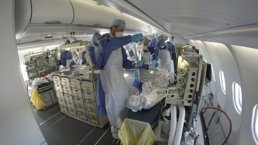  علاج ركاب مصابين بكورونا على متن طائرة فرنسية تابعة للجيش بعد إجلائهم 