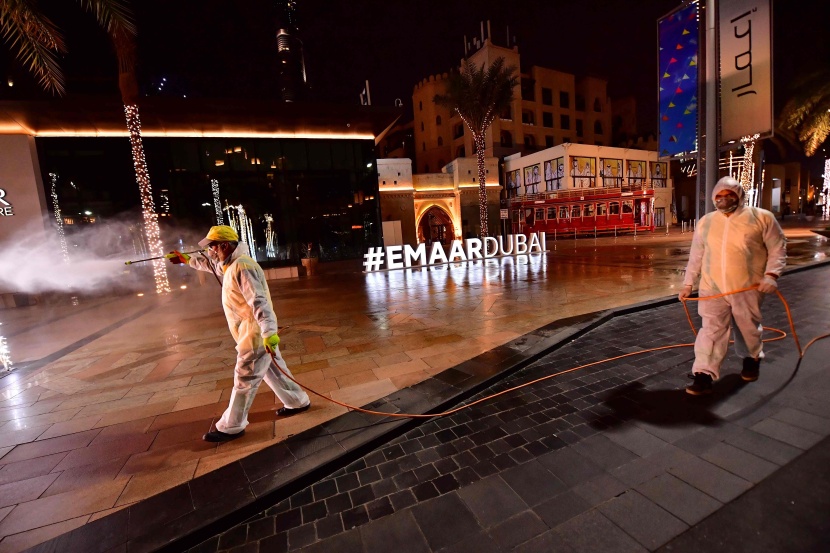 الإمارات تواصل تعقيم الأماكن العامة للحد من انتشار كورونا