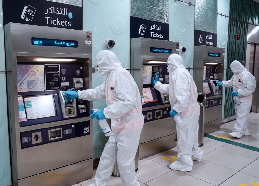الإمارات تواصل تعقيم الأماكن العامة للحد من انتشار كورونا