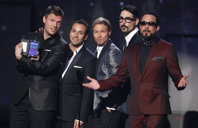 من منازلهم .. مشاهير الغناء في العالم يحيون حفلا خيريا