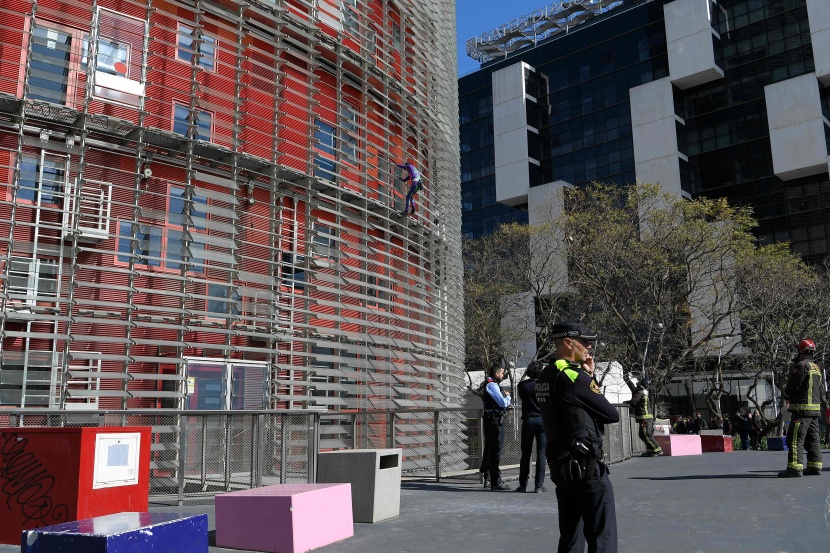 سبايدرمان الفرنسي يتسلق قمة مبنى في اسبانيا ارتفاعه 144 مترا في 20 دقيقة