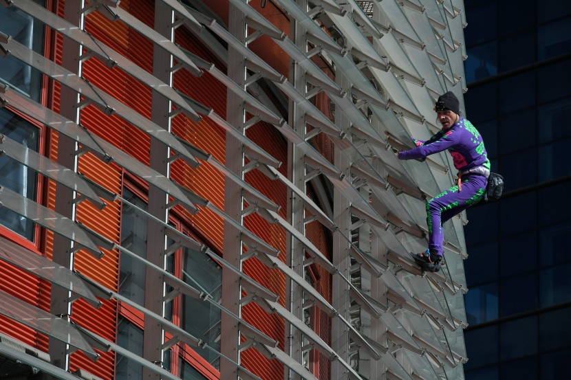 سبايدرمان الفرنسي يتسلق قمة مبنى في اسبانيا ارتفاعه 144 مترا في 20 دقيقة