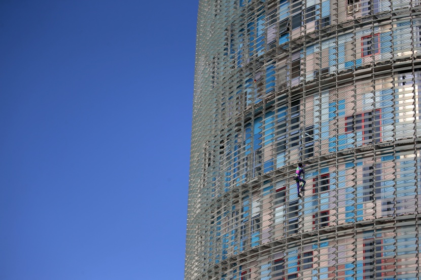 سبايدرمان الفرنسي يتسلق قمة مبنى في اسبانيا ارتفاعه 144 مترا في 20 دقيقة