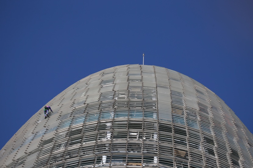 سبايدرمان الفرنسي يتسلق قمة مبنى في اسبانيا ارتفاعه 144 مترا في 20 دقيقة