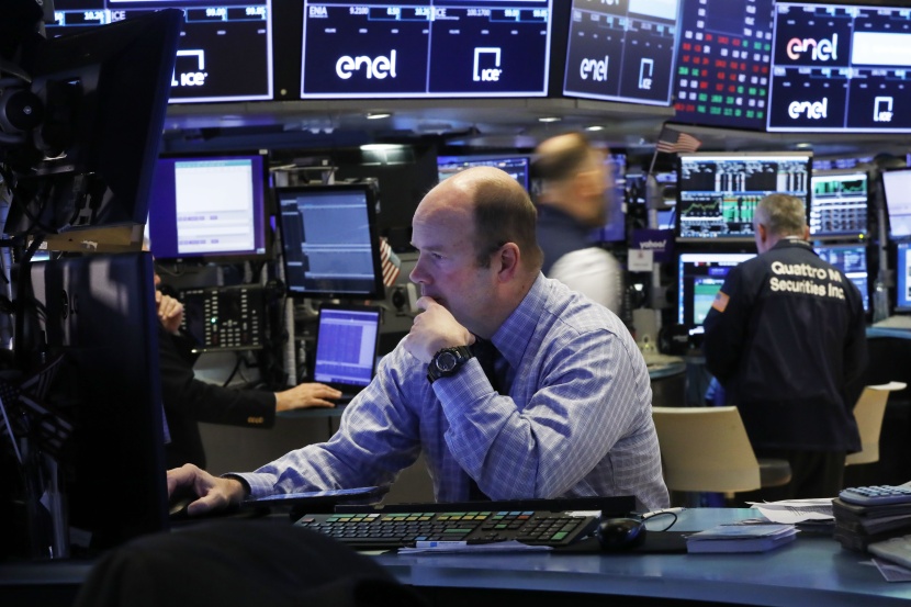 المؤشرات الأمريكية تتراجع بأكثر من 2.5% عند مستهل التداولات