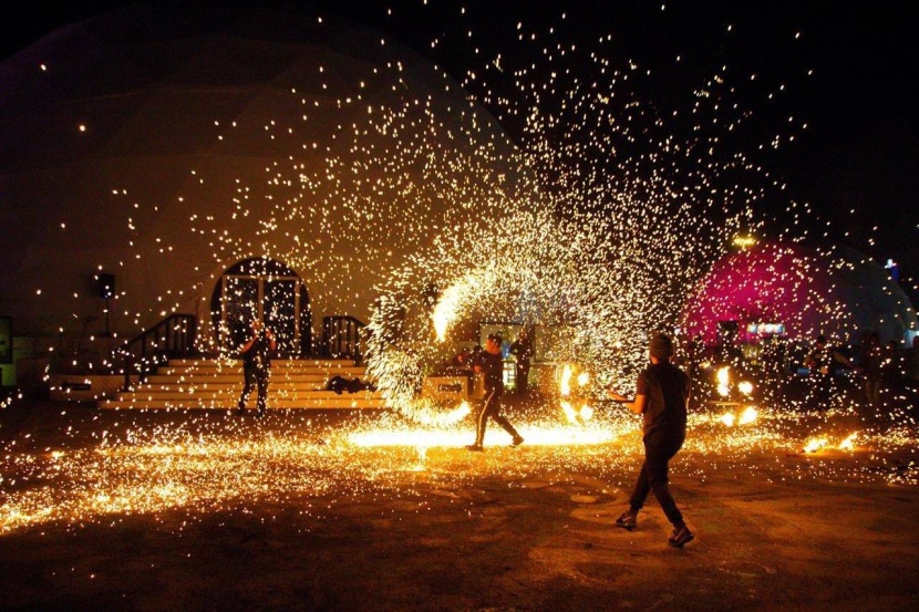 شباب سعودي يبهر زوار «ليالي الرياض» برسوماته التشكيلية والتصوير الضوئي