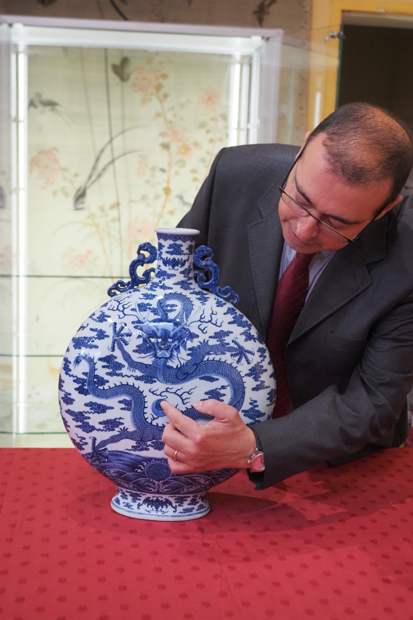 بيع إناء خزف صيني في مزاد بفرنسا بأكثر من 4 ملايين يورو