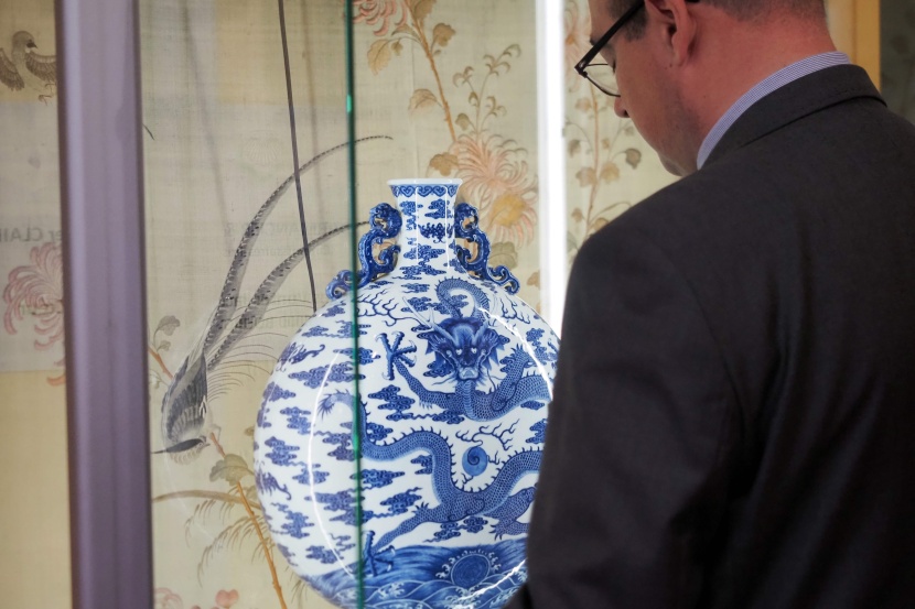 بيع إناء خزف صيني في مزاد بفرنسا بأكثر من 4 ملايين يورو