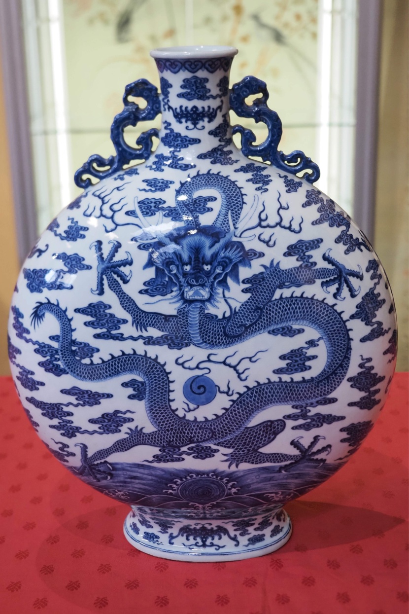 بيع إناء خزف صيني في مزاد بفرنسا بأكثر من 4 ملايين يورو