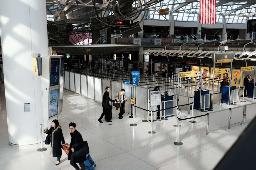  مطار جون كيندي في نيويورك أحد أكثر المطارات ازدحاما في العالم شبه خالٍ من المسافرين 