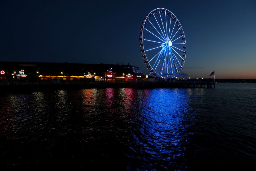  إضاءة المعالم الرئيسية باللون الأزرق في أمريكا لدعم العاملين في المجال الصحي في مواجهة كورونا