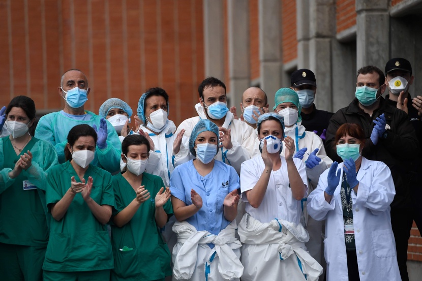  عاملون في الرعاية الصحية يواسون بعضهم بعد وفاة زميلهم بكورونا في إسبانيا 