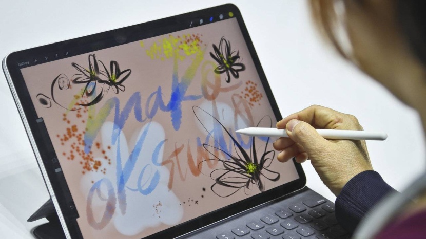 اختراع «أبل» الجديد .. قلم إلكتروني يرسم في الهواء