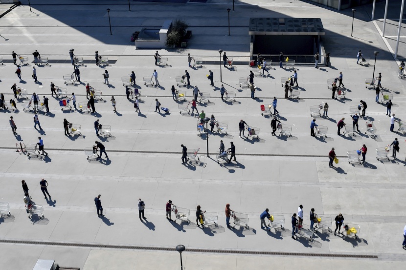 طوابير طويلة بانتظار السماح لها بالدخول للمحال التجارية في إيطاليا.  
