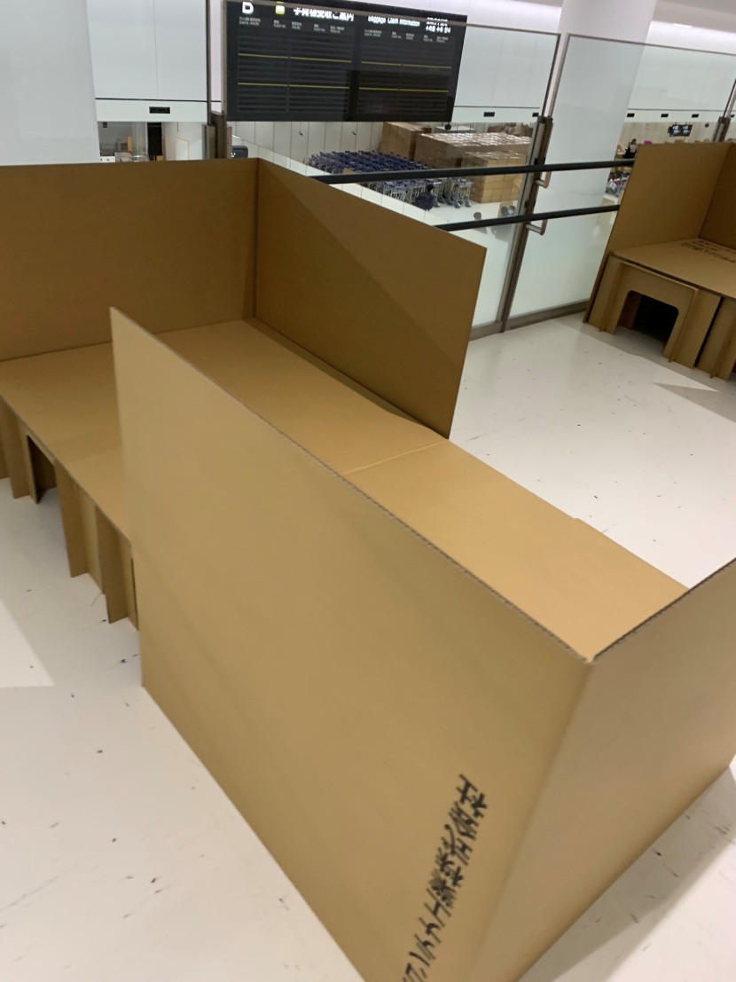 مطار ياباني يوفر أسرة من الورق المقوى للمسافرين الذين ينتظرون نتائج فحص "كورونا"