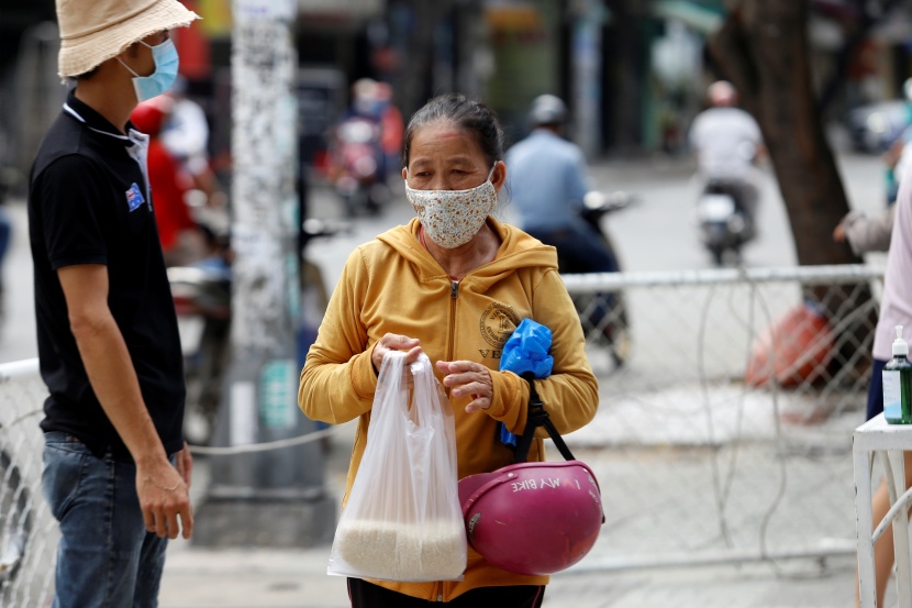  توزيع حصص غذائية في فيتنام للمتضررين من توقف الأعمال 