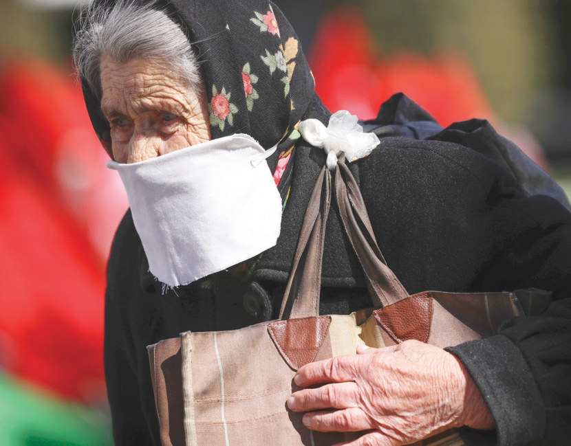 امرأة مسنة من روسيا البيضاء ترتدي قناع وجه مصنوع يدويا للحماية من كورونا