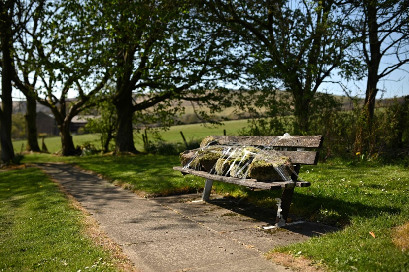  إنجلترا تضع الأحجار على مقاعد الحدائق لمنع الجلوس فيها للحد من انتشار كورونا 