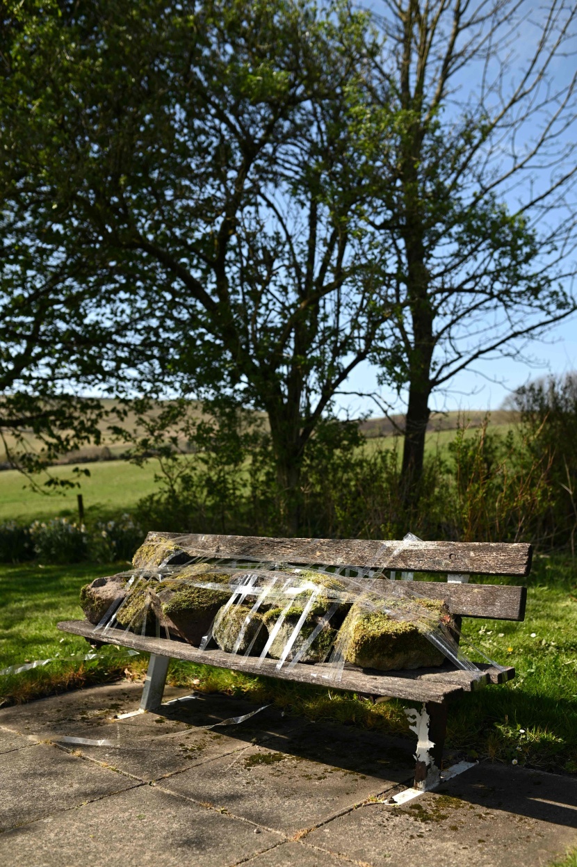  إنجلترا تضع الأحجار على مقاعد الحدائق لمنع الجلوس فيها للحد من انتشار كورونا 