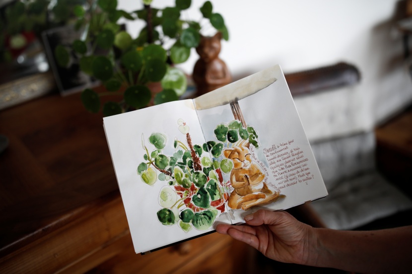 فرنسية هاوية تواجه ضغوط العزل وكورونا بالرسم