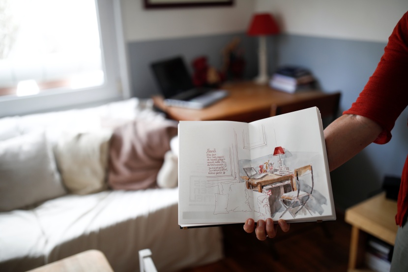 فرنسية هاوية تواجه ضغوط العزل وكورونا بالرسم