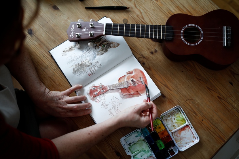 فرنسية هاوية تواجه ضغوط العزل وكورونا بالرسم