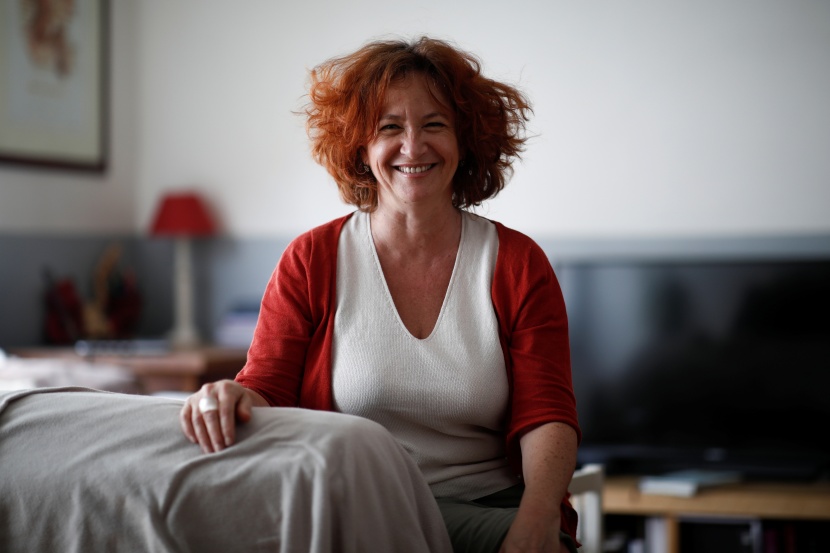 فرنسية هاوية تواجه ضغوط العزل وكورونا بالرسم