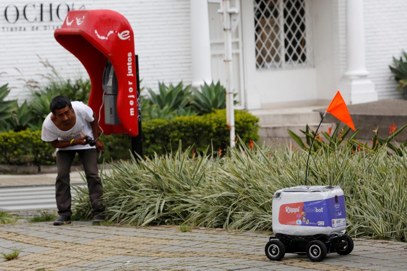 شركة كولومبية تستخدم روبوتس لتوصيل طلبيات المطاعم للمنازل