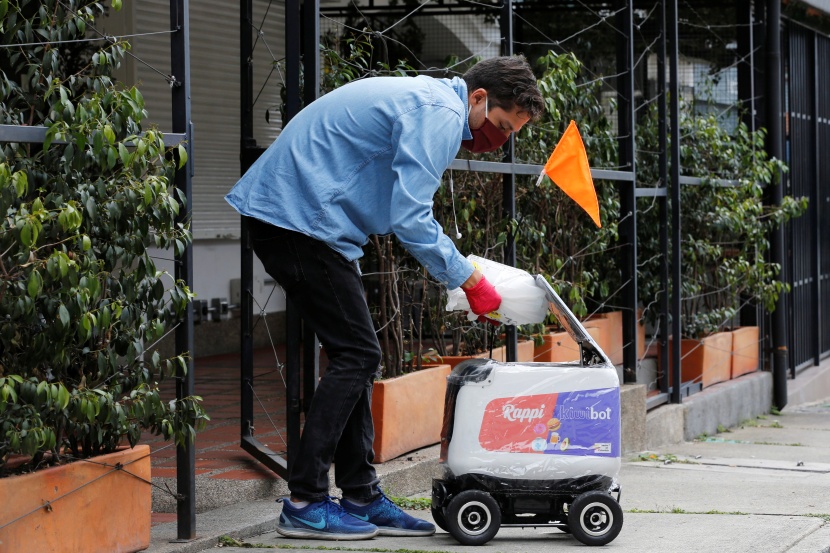 شركة كولومبية تستخدم روبوتس لتوصيل طلبيات المطاعم للمنازل