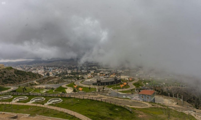 ضباب الباحة يعانق قمم الجبال ويرسم لوحة إبداعية على المنتزهات