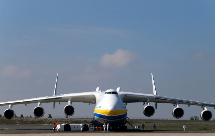   أكبر طائرة في العالم تهبط في مطار باريس لتسليم إمدادات طبية