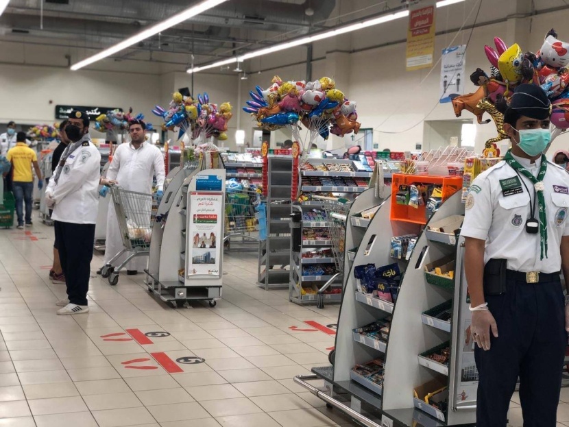 تعاون بين أعضاء الكشافة و«التجارة» لتنظيم الدخول إلى الأسواق