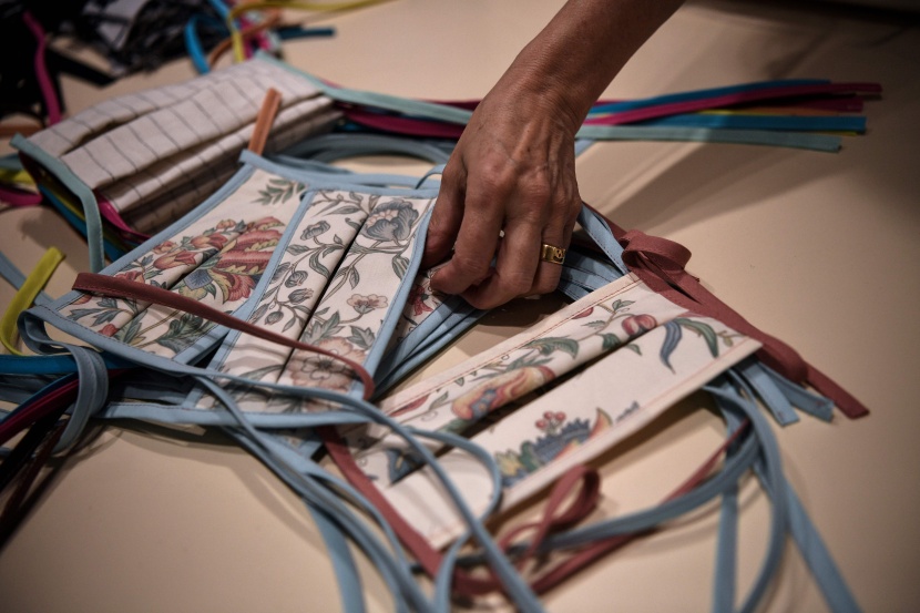 بسبب كورونا .. فرنسية تحول إنتاجها من تصميم أزياء دور الأوبرا إلى صنع الكمامات