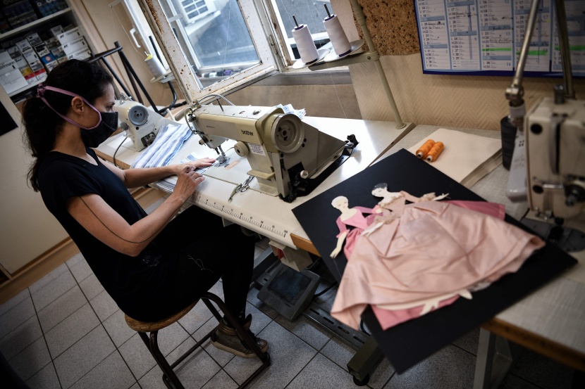 بسبب كورونا .. فرنسية تحول إنتاجها من تصميم أزياء دور الأوبرا إلى صنع الكمامات