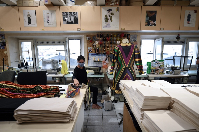 بسبب كورونا .. فرنسية تحول إنتاجها من تصميم أزياء دور الأوبرا إلى صنع الكمامات