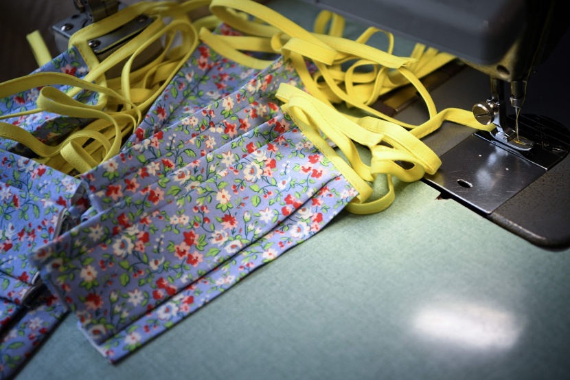 بسبب كورونا .. فرنسية تحول إنتاجها من تصميم أزياء دور الأوبرا إلى صنع الكمامات