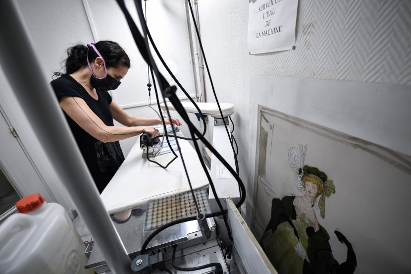 بسبب كورونا .. فرنسية تحول إنتاجها من تصميم أزياء دور الأوبرا إلى صنع الكمامات