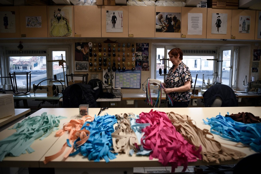 بسبب كورونا .. فرنسية تحول إنتاجها من تصميم أزياء دور الأوبرا إلى صنع الكمامات