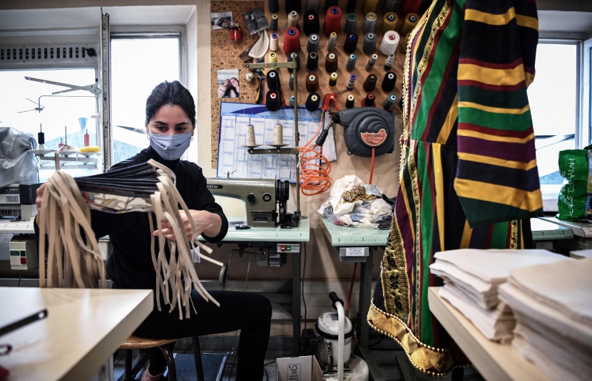 بسبب كورونا .. فرنسية تحول إنتاجها من تصميم أزياء دور الأوبرا إلى صنع الكمامات